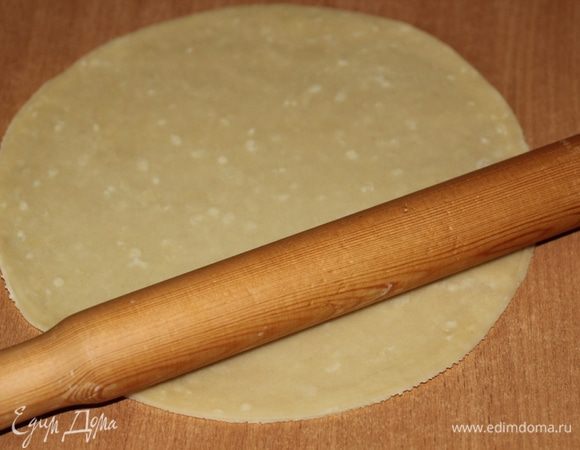 Замесить упругое  тесто. Оставить его на 10 минут, затем раскатать тонкий корж.