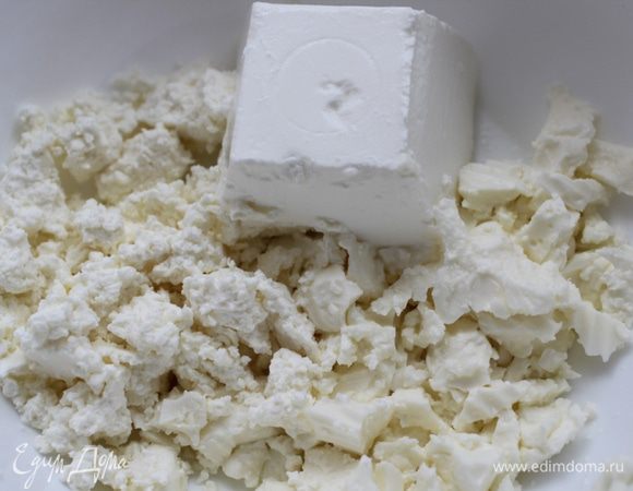 Козий сыр и творог перемешать...
