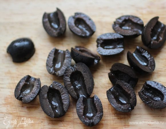 Маслины нарезать и добавить к сыру.