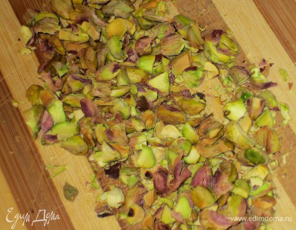 Фисташки порубить.