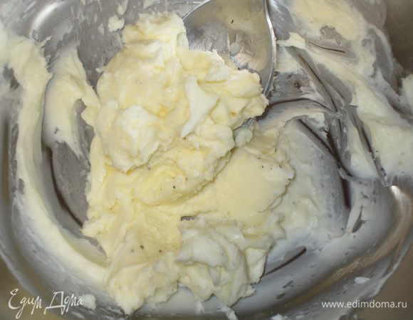 Сливочное масло комнатной температуры растереть с солью и перцем.