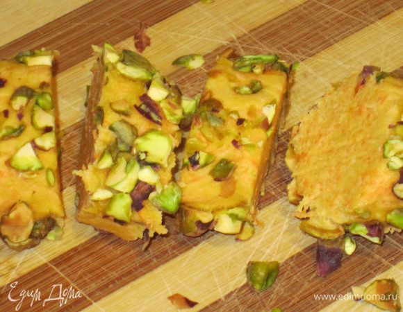 Нарезаем наши "колбаски" толщиной 1.5-2 см и выкладываем на противень с пергаментом. 