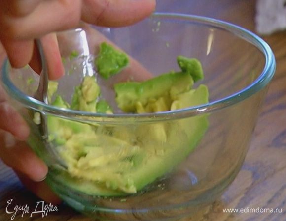 Авокадо почистить и размять вилкой.