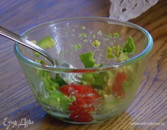 Приготовить заправку: к авокадо добавить томатную пасту, 1 ч. ложку мякоти помидора, соус Табаско, посолить и перемешать.