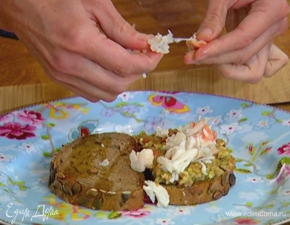 Крабовое мясо разобрать, вынуть жесткие перепонки.