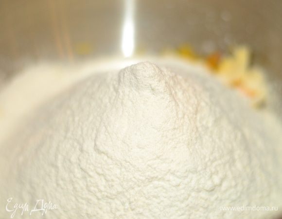 Муку, молоко с растворенными дрожжами, ванильный экстракт.