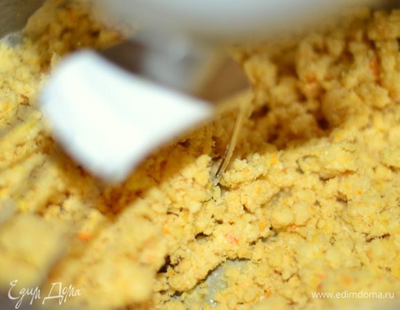 Смешать до образования крошки, затем добавить растопленное сливочное масло (50 г) и все хорошо перемешать. Я воспользовалась комбайном, можно миксером со специальными насадками.