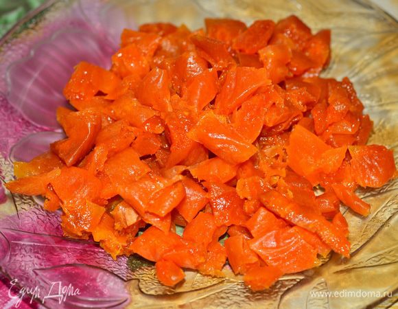 Готовим начинку. Хорошо промыть, обсушить и нарезать на кусочки курагу.