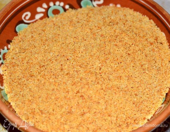 В блендере измельчить миндаль в крошку и обжарить в духовке до золотистого цвета.