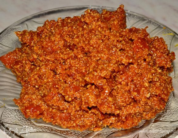 Туда же добавляем миндаль, курагу с цедрой лимона и апельсина, все перемешиваем и остужаем, смесь должна быть густой. Остудить.