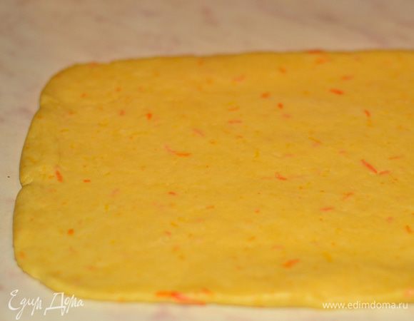 Достаем из холодильника тесто, делим на две части, раскатываем в прямоугольник.