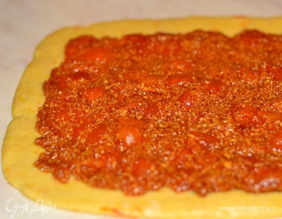 На него выкладываем начинку. Делаем все руками, смоченными водой.