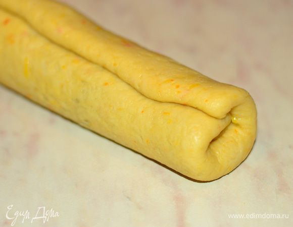 И скатываем в рулет. Поправим, покатаем немножко по столу.