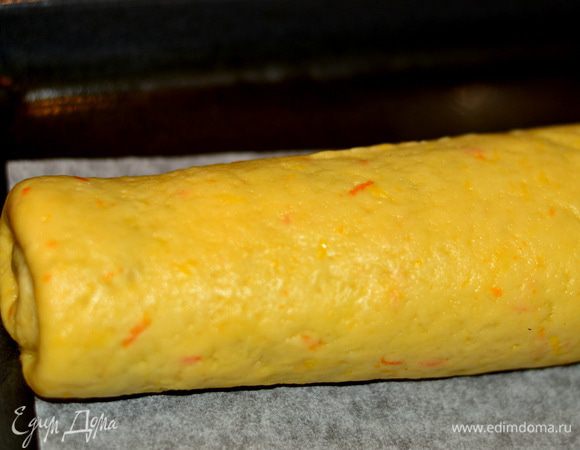 Выкладываем на противень, застеленный пекарской бумагой, швом вниз.