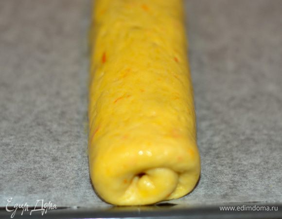 Теперь самое главное: чтобы рулет блестел и давал красивые трещинки-узоры, нужно смазать сначала желтком и дать ему высохнуть, потом рулет снова смазать, только белком, и тоже оставить до высыхания, проколоть. Сделать небольшие дырочки и поставить в разогретую духовку, выпекать при температуре 200°C 25–30 минут, мне хватило 25 минут.