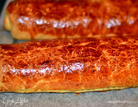 Готовый рулет остудить.