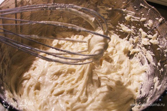 Муку с разрыхлителем и ванильным сахаром просеять и добавить в полученную массу. Перемешать как следует – тесто должно получиться как плотная пена.