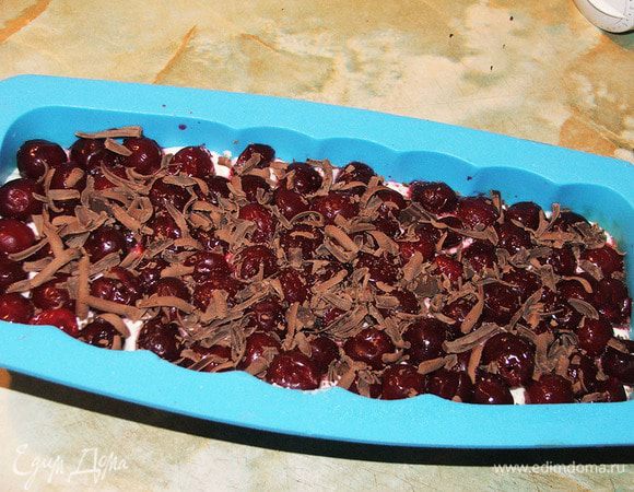 Влить тесто в форму (вообще-то, делала этот пирог в обычной форме, а тут решила форму для кекса попробовать))), сверху выложить ягоды. 
Посыпать тертым шоколадом.
