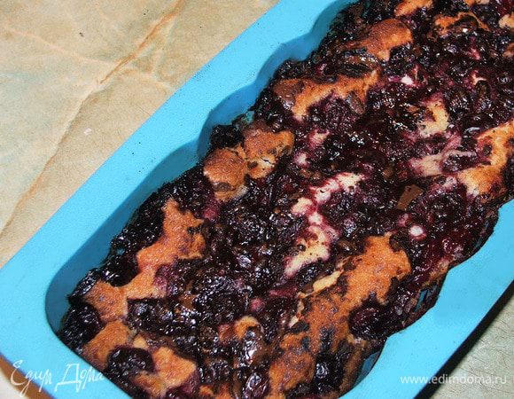 Выпекать в разогретой до 200° духовке 25-30 минут (у меня получилось дольше, т.к. в форме для кекса толщина теста больше получается).
