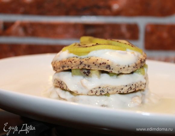 Печенье измельчить в блендере, добавить мак, молоко и тщательно перемешать до получения однородной пластичной массы. Раскатать тесто  и вырезать кружки. Выложить один круг, полить йогуртом, положить нарезанный кусочками киви. Повторить слои. Украсить киви.