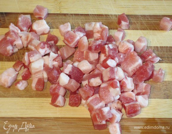 Бекон нарезать кубиками. 