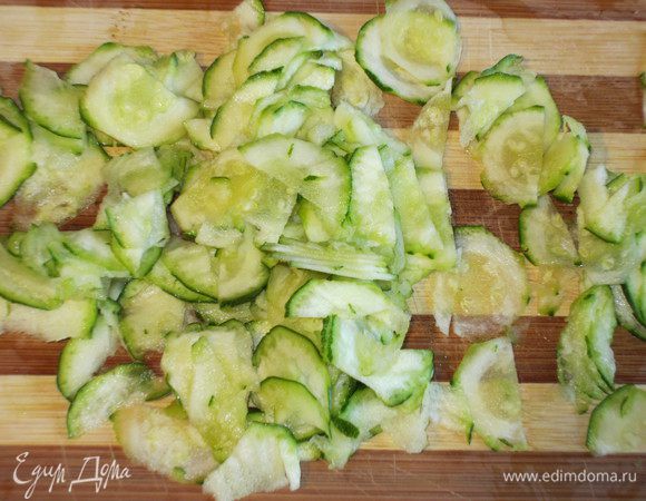 Цукини натереть на крупной тёрке.