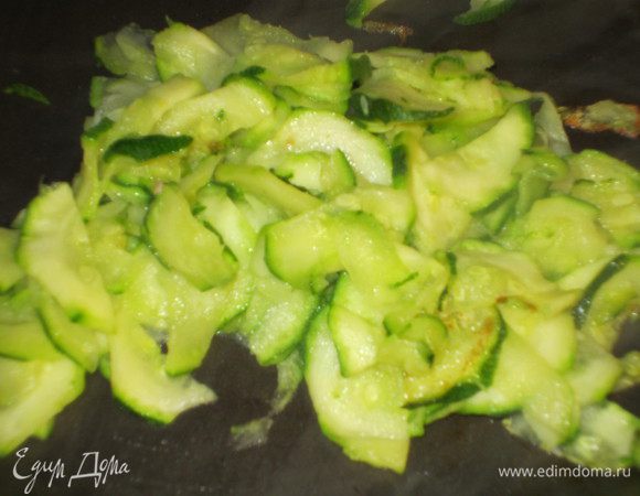 На этой же сковороде обжарить цуккини 3-4 минуты,посолить.
