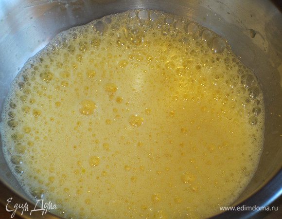 Взбить яйца со щепоткой соли,влить молоко и растительное масло.Хорошо перемешать.