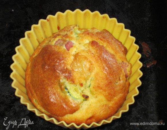 Вылить тесто в формочки для маффинов и выпекать в разогретой до 180° С духовке 20 - 25 минут до золотистого цвета. Остудить. Приятного аппетита:)