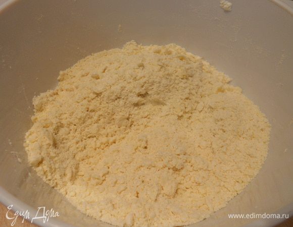 Холодный маргарин растереть в крошку с мукой и солью