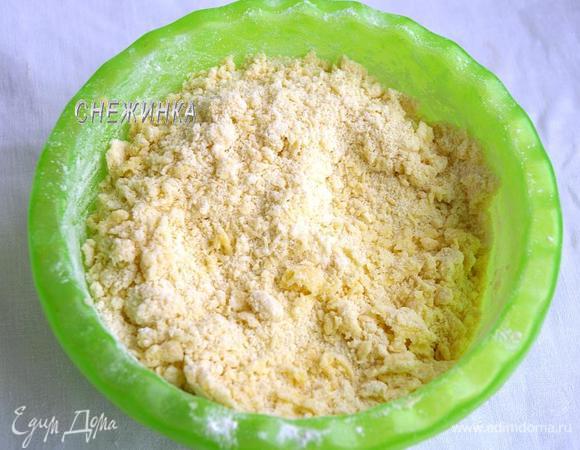 Всыпаем муку с разрыхлителем, вымешиваем (лучше руками), получается нечто наподобие крошки.
