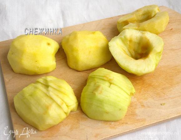 Яблоки очищаем от кожи и семян. Каждую половинку разрезаем на тонкие дольки, сохраняя форму.