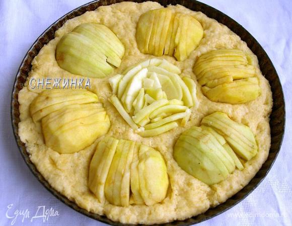 Форму для выпечки смазываем маслом. Выкладываем равномерно тесто. Вдавливаем в него яблоки. В центре из тоненьких долек я изобразила цветок.