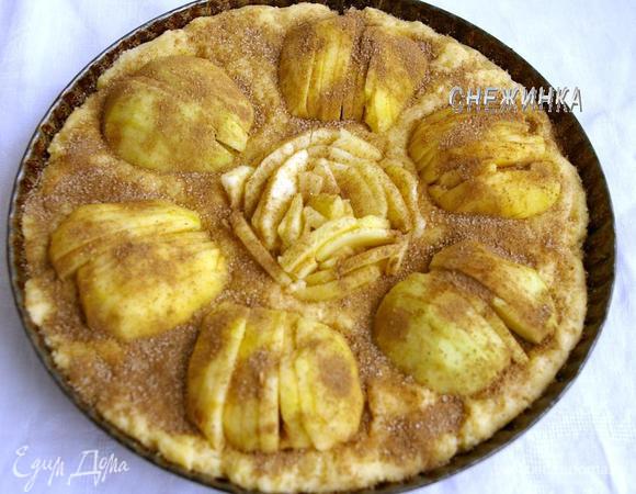 Сахар смешиваем с корицей и посыпаем пирог.