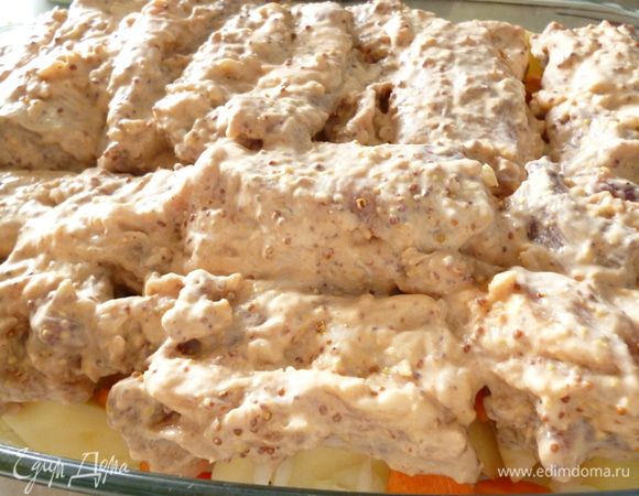 Добавляем ложку сметаны, хорошо перемешиваем и выкладываем ребрышки поверх картофеля. Форму закрыть крышкой и ставим запекать в духовку. Температура 160-170 градусов. Время запекания 1 час + 20 минут на нагрев формы (потому что стеклянную посуду ставим в холодную духовку). Приятного вам аппетита! Вместо картофеля можно взять другие любимые вами овощи, можно добавить немножко ароматных травок по вашему вкусу.