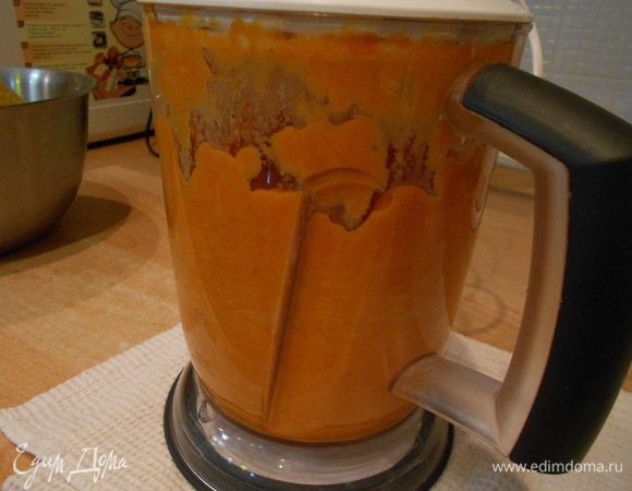 Запеченную в духовке тыкву отделить от кожуры, измельчить в блендере, добавить яйца (у меня попалась очень сочная тыква, поэтому взяла 1 яйцо + 1 желток)...