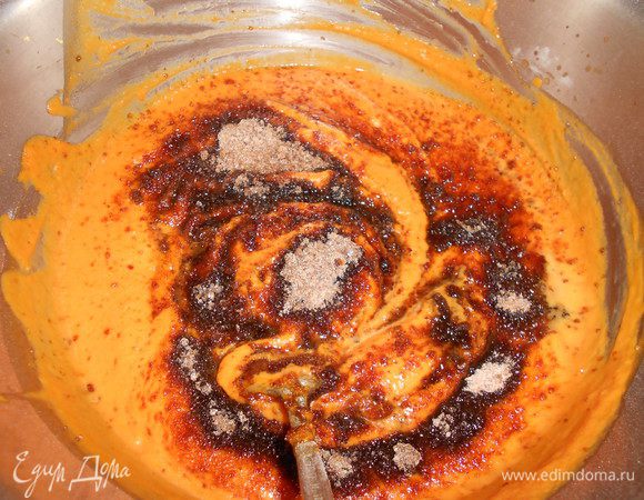 Очередь сахара, соли и специй. Не переборщите особенно с гвоздикой ; ) у нее очень резкий запах, а здесь главный герой - Тростиковый Сахар, который сам по себе обладает карамельным запахом, а мы же не хотим перебивать этот прекрасный натуральный аромат? ; )