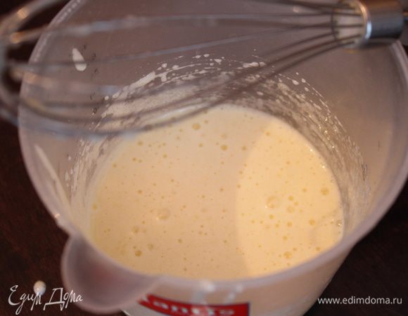 Взбить яйцо с сахаром, пока сахар не растворится.