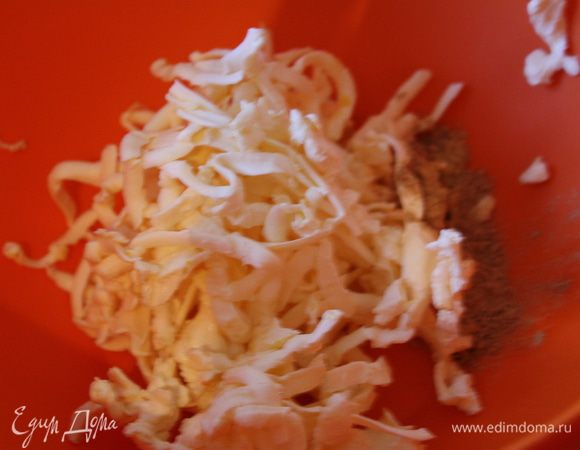 Натрите сливочное масло на крупной терке.