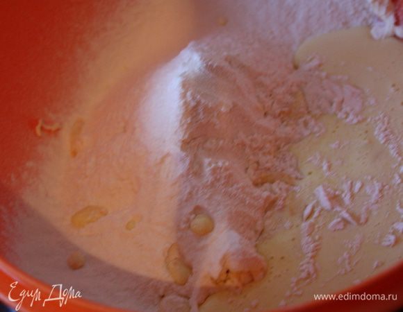 Просейте муку, смешайте все ингредиенты и замесите тесто. Оно должно стать однородным.