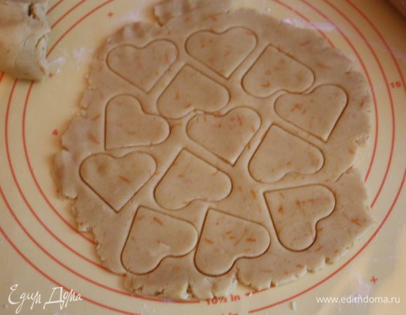 Достаньте тесто, раскатайте его толщиной примерно 4-5 мм и начинаем вырезать наши сердечки. Нам понадобится две формочки:побольше и поменьше. У меня всего получилось 35 сердечек.