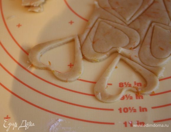 Половину сразу отложите на противень с бумагой для выпечки,а из оставшихся половинок формочкой поменьше вырежьте серединки. Получившиеся рамочки уложите на отложенные заготовки и слегка примжите.