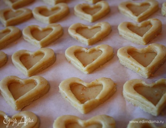 Вот такие сердечки с бортиками у нас получились. Отправляем в разогретую до 180 градусов духовку на 15 минут.