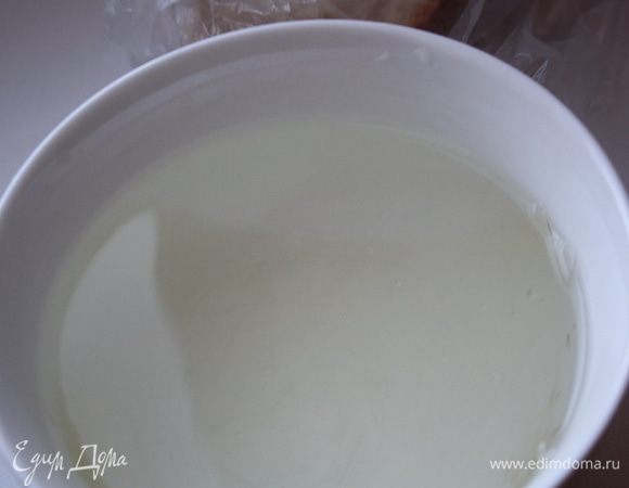 Желатин нужно замочить в холодной воде на 10 минут.