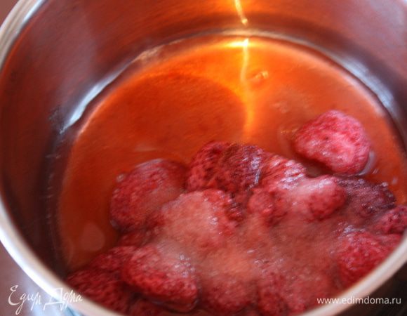 Ягоды смешиваем с сахаром и водой и ставим на огонь. Доводим до кипения.