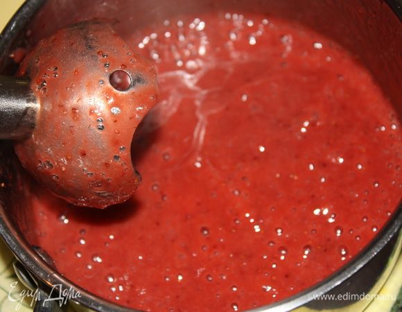 Измельчаем блендером до однородности. Процедите, чтобы избавиться от косточек.