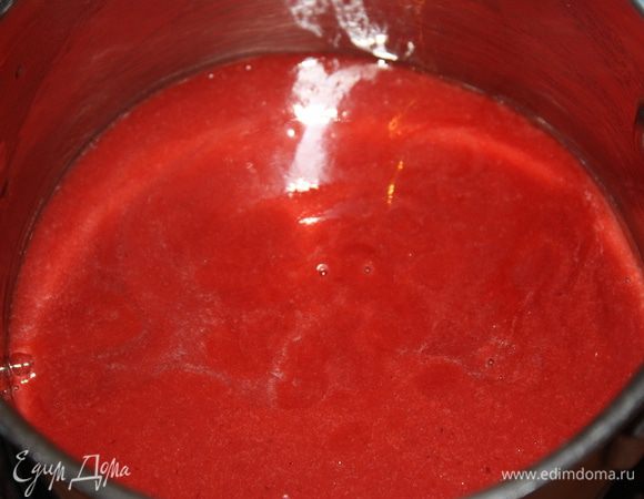 Добавьте к пюре желатин и,прогревая,перемешайте до полного его растворения. Остудите до комнатной температуры.