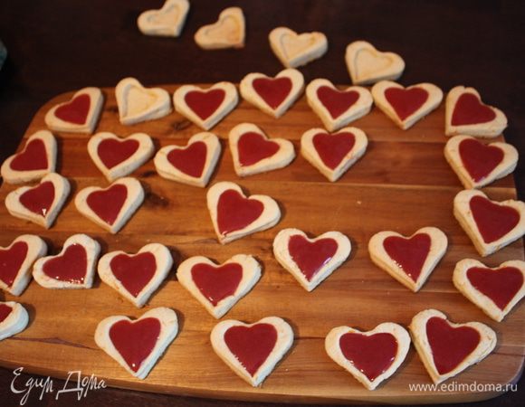 Начиняем остывшие сердечки и убираем в холодильник, чтобы они хорошенько охладились.