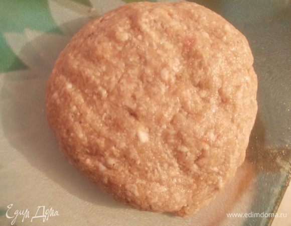Из мяса, лука, чеснока и булочки замоченной в молоке приготовить фарш. Посолить, поперчить и вбить яйцо. Хорошо отбить его руками и оставить на час в холодильнике.