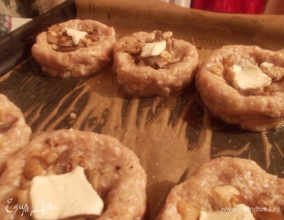 Затем положить по кусочку сливочного масла.